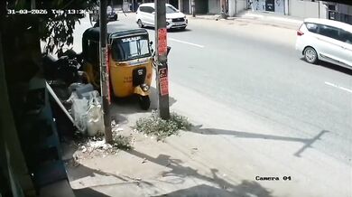Tragická nehoda v indickém Kanjákumárí: Rozjetý autobus smetl auto i motocykl s manželským párem