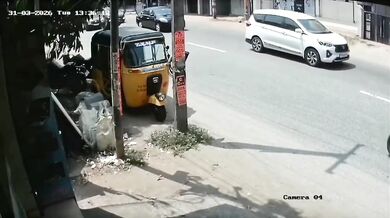 Tragická nehoda v indickém Kanjákumárí: Rozjetý autobus smetl auto i motocykl s manželským párem