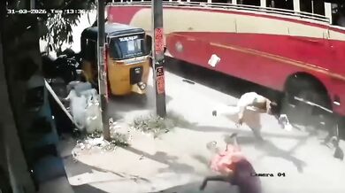 Tragická nehoda v indickém Kanjákumárí: Rozjetý autobus smetl auto i motocykl s manželským párem