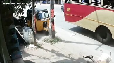 Tragická nehoda v indickém Kanjákumárí: Rozjetý autobus smetl auto i motocykl s manželským párem