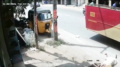 Tragická nehoda v indickém Kanjákumárí: Rozjetý autobus smetl auto i motocykl s manželským párem