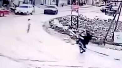 Motorkář při jízdě po zadním kole smetl přecházející ženu