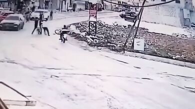 Motorkář při jízdě po zadním kole smetl přecházející ženu