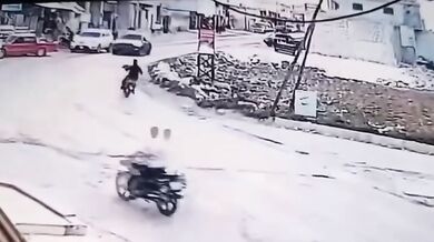 Motorkář při jízdě po zadním kole smetl přecházející ženu