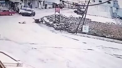 Motorkář při jízdě po zadním kole smetl přecházející ženu