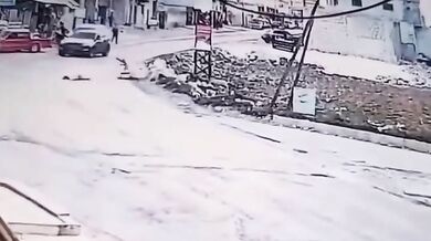 Motorkář při jízdě po zadním kole smetl přecházející ženu