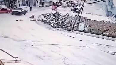 Motorkář při jízdě po zadním kole smetl přecházející ženu