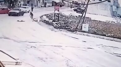Motorkář při jízdě po zadním kole smetl přecházející ženu