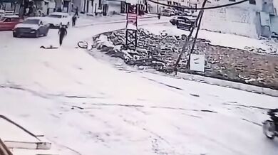 Motorkář při jízdě po zadním kole smetl přecházející ženu