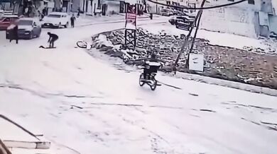 Motorkář při jízdě po zadním kole smetl přecházející ženu