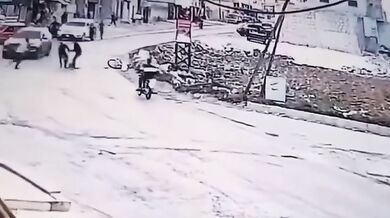 Motorkář při jízdě po zadním kole smetl přecházející ženu