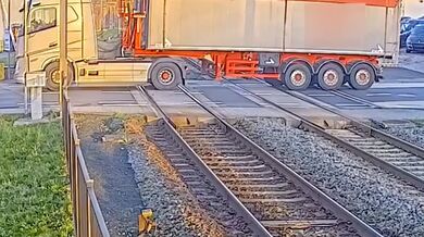 Kritická situace na železničním přejezdu v Belgii: Kamion unikl srážce s vlakem jen o několik sekund