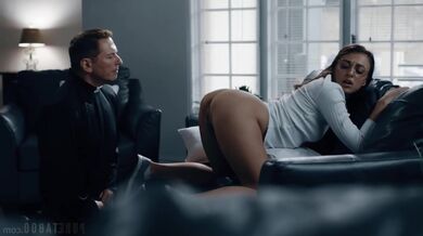 Kněz neodolá análnímu sexu s nadrženou teenkou Giou Derzou