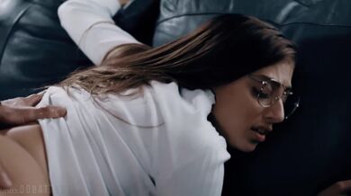 Kněz neodolá análnímu sexu s nadrženou teenkou Giou Derzou