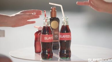 Drobná kráska Eve Sweet olízala každý milimetr těla své sexy nejlepší kamarádky Lilly Bell