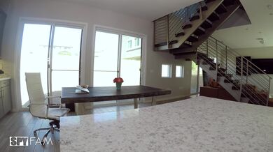 Chtěl by olíznout opravdovou broskvičku