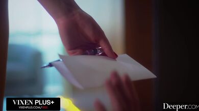 Dominantní kráska Blair paroháčuje svého nevěrného manžela přímo před jeho očima