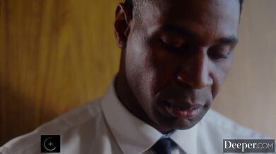 Dominantní kráska Blair paroháčuje svého nevěrného manžela přímo před jeho očima