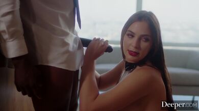 Dominantní kráska Blair paroháčuje svého nevěrného manžela přímo před jeho očima