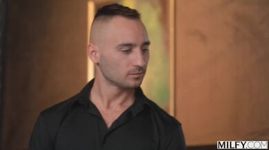 Po péru dychtivé MILFky Abby Rose a Aderes Quin nemůžou přestat stříkat v této mokré trojce