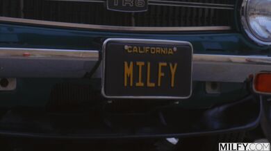 Po péru dychtivé MILFky Abby Rose a Aderes Quin nemůžou přestat stříkat v této mokré trojce