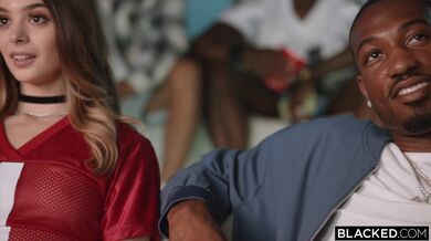 Molly Little šuká v gangbang s 6 velkými černými ptáky