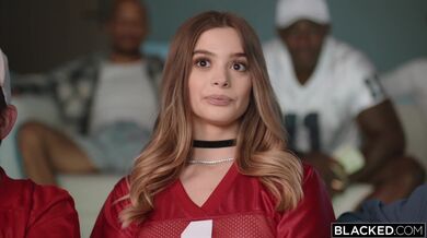 Molly Little šuká v gangbang s 6 velkými černými ptáky