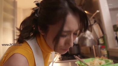 Japonská manželka se nechá šukat zezadu v kuchyni