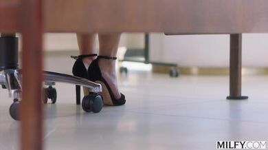 Lani Rails a její nezapomenutelná lekce v kanceláři kde si ji podali dva urostlí černoši naráz