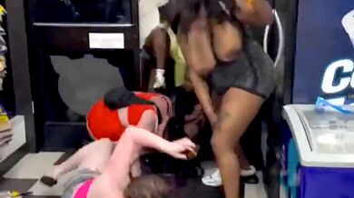 Rvačka černošek v obchodě