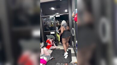 Rvačka černošek v obchodě