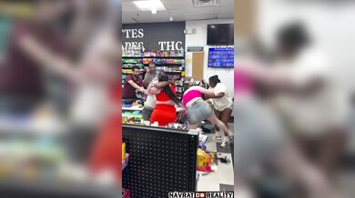 Rvačka černošek v obchodě