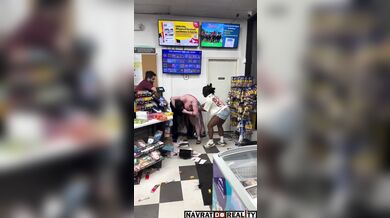 Rvačka černošek v obchodě