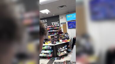 Rvačka černošek v obchodě