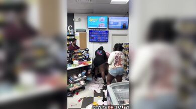 Rvačka černošek v obchodě