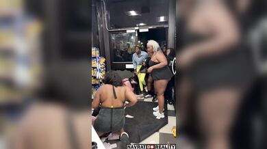 Rvačka černošek v obchodě