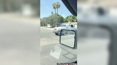 Nahá fackující se žena pobíhající po silnici