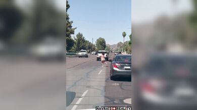 Nahá fackující se žena pobíhající po silnici