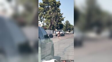 Nahá fackující se žena pobíhající po silnici