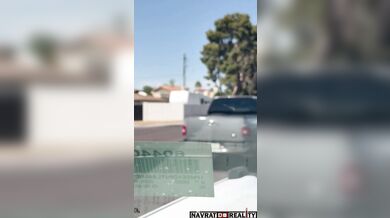 Nahá fackující se žena pobíhající po silnici