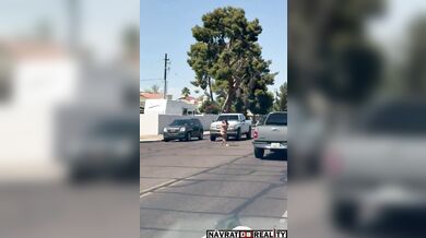 Nahá fackující se žena pobíhající po silnici