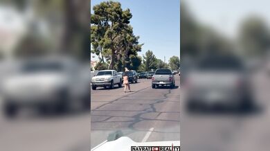 Nahá fackující se žena pobíhající po silnici