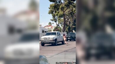 Nahá fackující se žena pobíhající po silnici