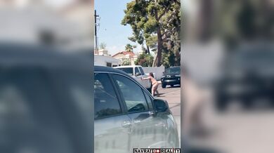 Nahá fackující se žena pobíhající po silnici