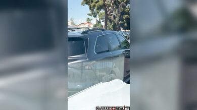 Nahá fackující se žena pobíhající po silnici