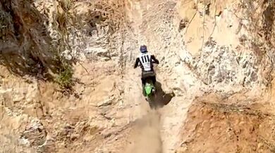 Pokus o vyjetí strmého kopce na krosce