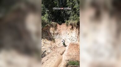 Pokus o vyjetí strmého kopce na krosce