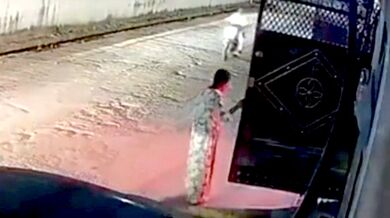 Přimáčknutá vozidlem o zeď