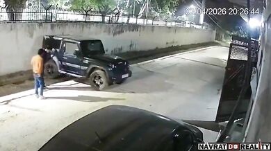 Přimáčknutá vozidlem o zeď