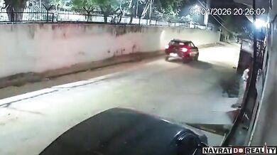 Přimáčknutá vozidlem o zeď